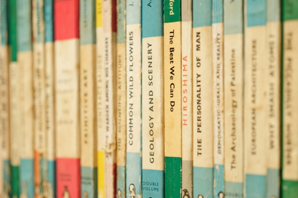 Bücher Reihe Ordnung Struktur erzeugt positive Gefühle