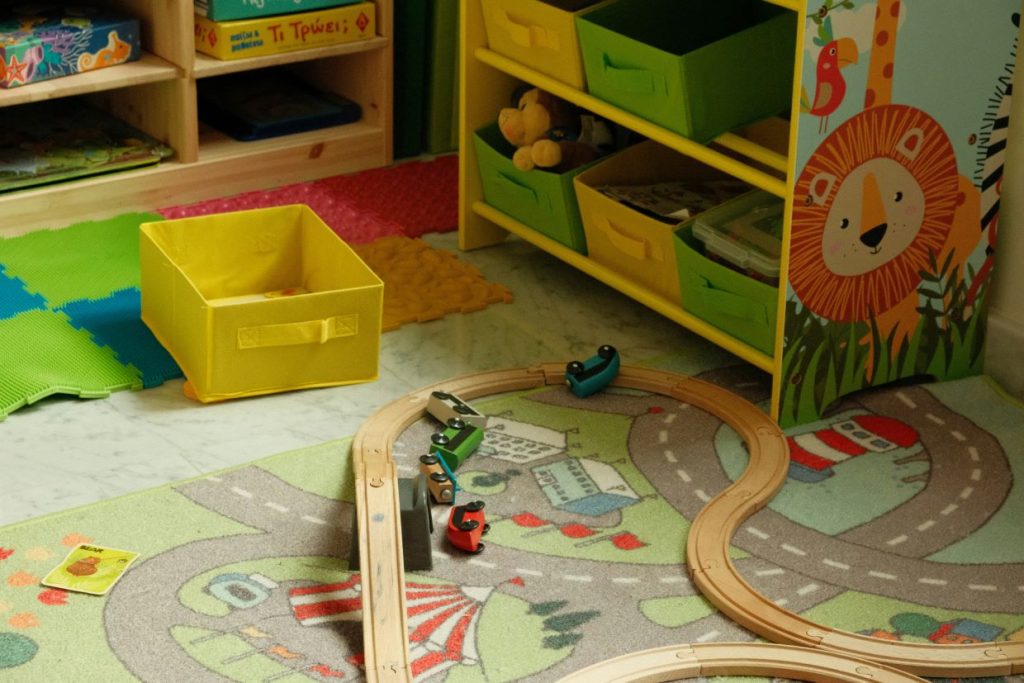 Kinderzimmer mit Regalen und Kisten geben Struktur und schaffen Ordnung