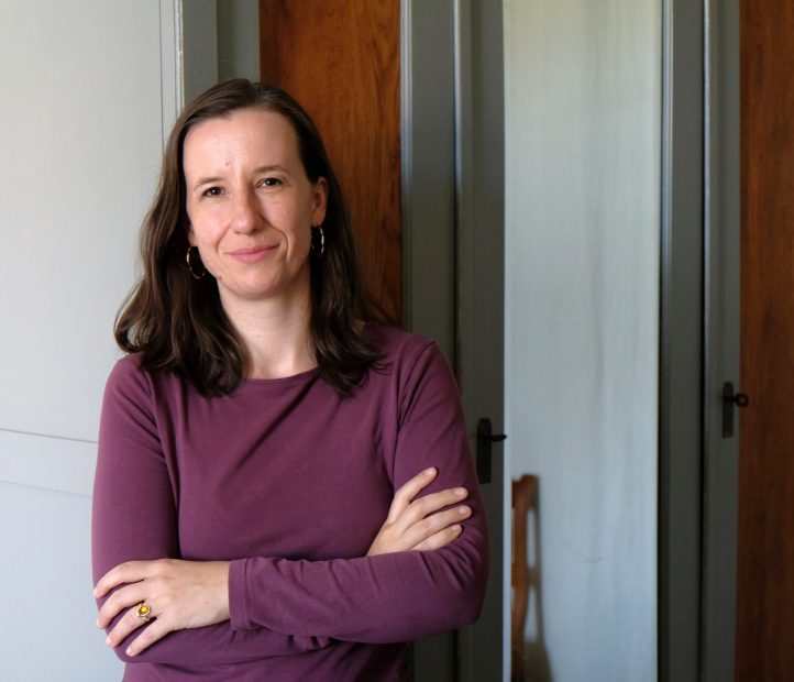 Portrait Beate Kortung vor strukturiertem Hintergrund