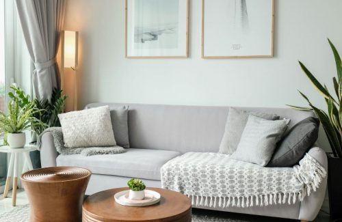 Raum Wohnzimmer Grau- und Holzfarben Struktur Ordnung